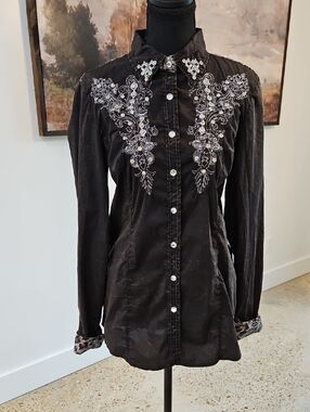 Roar Black Embroidered Snap-Front Shirt. Size Mj